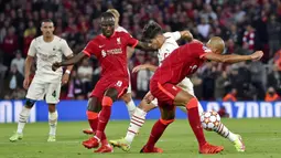 Pemain AC Milan Brahim Diaz (tengah) ditekel oleh pemain Liverpool Fabinho (kanan) pada pertandingan Grup B Liga Champions di Anfield, Liverpool, Inggris, Rabu (15/9/2021).  Liverpool menang 3-2. (AP Photo/Rui Vieira)