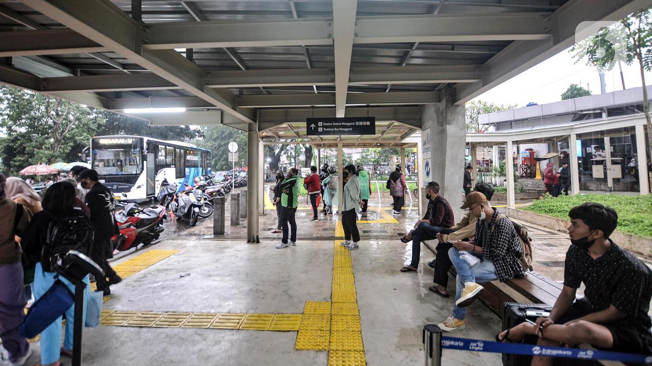 FOTO: Cegah Penumpukan Penumpang, Transjakarta Tambah Armada di Stasiun Manggarai