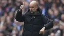 Pelatih Manchester City, Pep Guardiola menginstruksikan pemainnya saat bertanding melawan Chelsea pada pertandingan lanjutan Liga Inggris di stadion Etihad di Manchester, Inggris, Sabtu (15/1/2022). Man City menang tipis atas Chelsea 1-0. (AP Photo/Dave Thompson)