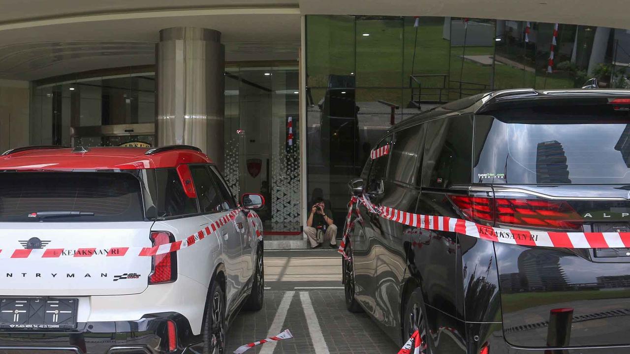 FOTO: Deretan Mobil Mewah Riza Chalid Disita Kejagung,  Terseret Kasus Korupsi Minyak Rp 285 Triliun