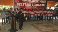 Bupati Sidoarjo, Saiful Ilah, meresmikan Deltras Sidoarjo sebelum terjun ke Liga 3 di Pendopo Delta Wibawa, Selasa (9/5/2017). (Liputan6.com/Dian Kurniawan)