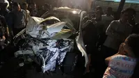 Mobil Mitsubishi Outlander yang hancur setelah kecelakaan di Jalan Arteri Pondok Indah. (AntaraFoto)
