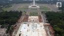 Aktivitas pengerjaan proyek revitalisasi Taman Sisi Selatan Monumen Nasional dilihat dari ketinggian, Jakarta, Minggu (19/1/2020). Proses revitalisasi dimulai dengan penebangan ratusan pohon di taman selatan Monas dan menjadikan kawasan tersebut terlihat gersang. (Liputan6.com/Helmi Fithriansyah)