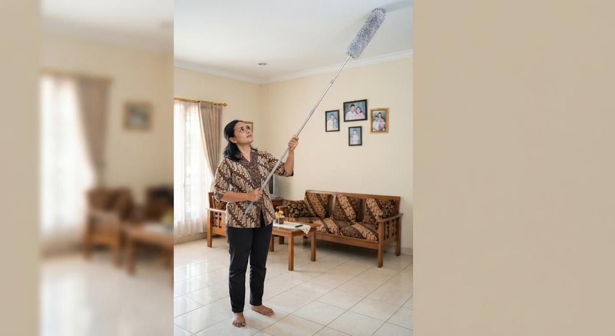 Cara membersihkan plafon tanpa tangga dengan tidak merusak permukaannya