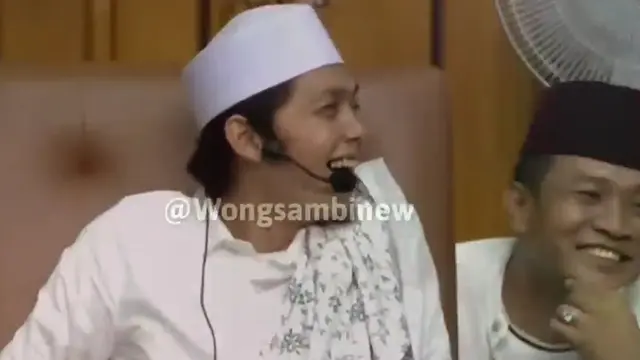 Gus Iqdam sedang bercakap-cakap dengan jemaah asal Cilacap (SS: YT Wong Sambi New)