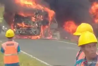 Kecelakaan Maut Bus ALS vs Truk Tangki (Dok: Antara)