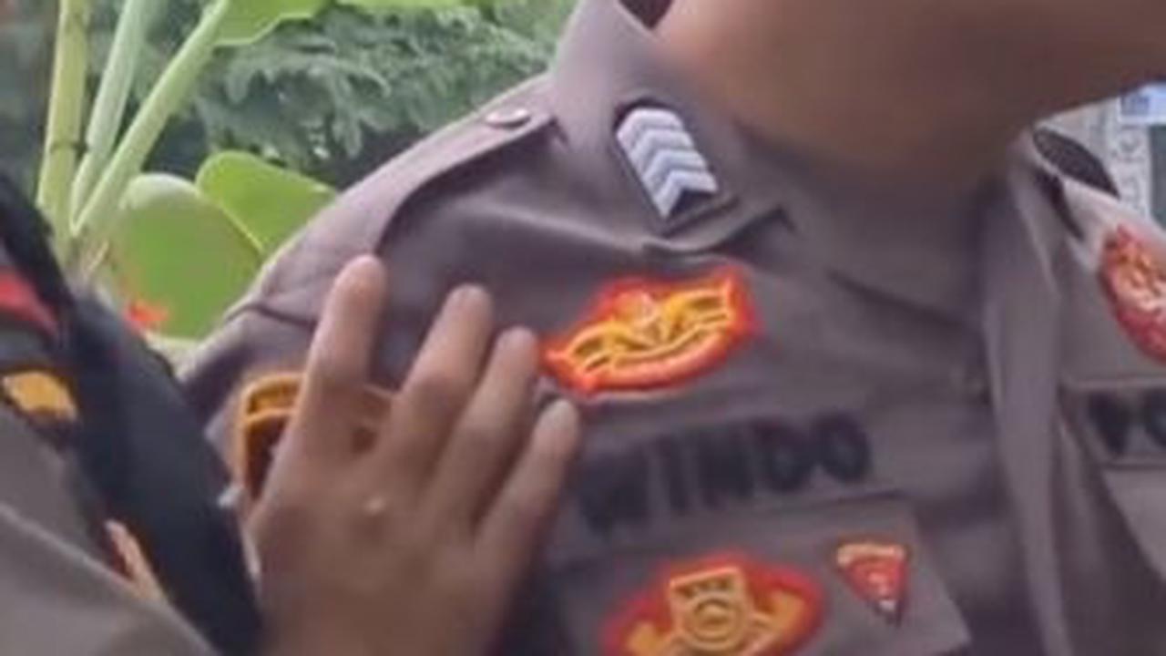 Dengan wajah penuh emosi, mata melotot ia meluapkan seluruh kemarahannya. <br>