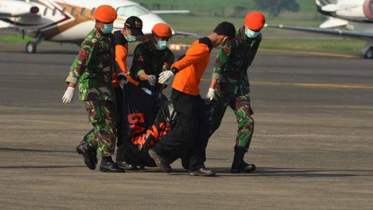 Sederetan mobil ambulans disiapkan untuk membawa korban pesawat Sukhoi 