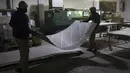 Karyawan Rechapados Ferrer membuat papan catur di La Garriga dekat Barcelona (5/3/2021). Penjualan pembuat papan catur Spanyol itu melonjak sejak ditampilkan di serial Netflix terkenal "The Queen's Gambit". (AFP Photo/Josep Lago)