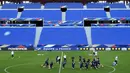 Pelatih Prancis, Didier Deschamps dan para pemainnya menghadiri sesi latihan di Stadion Groupama di Decines-Charpieu dekat Lyon, Senin (6/9/2021). Prancis akan berhadapan dengan Finlandia dalam lanjutan Kualifikasi Piala Dunia 2022 zona Eropa Grup D, Rabu (8/9) dinihari. (FRANCK FIFE / AFP)