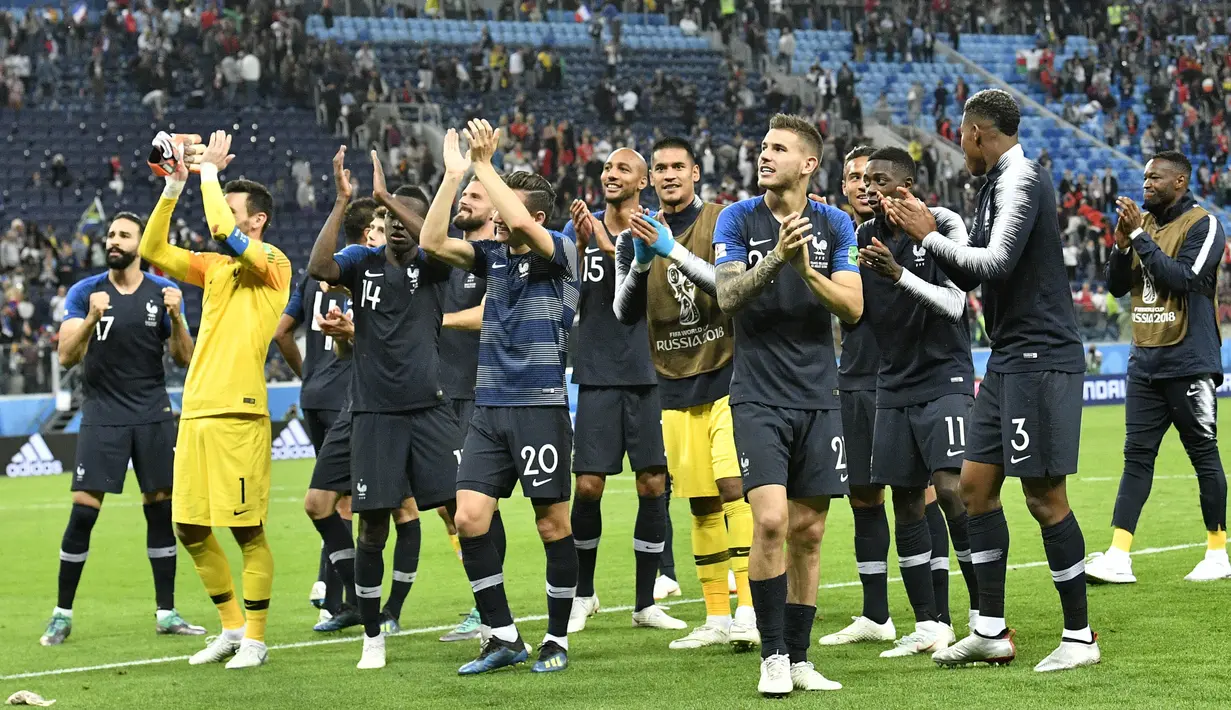 Para pemain Prancis memberikan aplaus usai mengalahkan Belgia pada laga semifinal Piala Dunia di Stadion St Petersburg, Selasa (10/7/2018). Prancis menang 1-0 atas Belgia. (AP/Martin Meissner)
