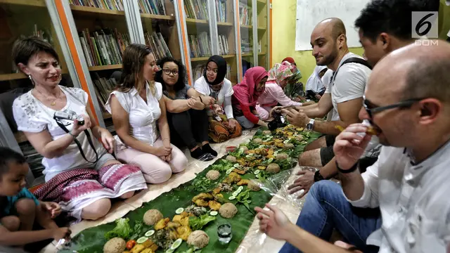Bule Menikmati Makanan Nasi Liwet
