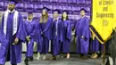 Carson Huey-You (14) bersama teman-temanya bersiap menerima gelar sarjana fisika dari Universitas Kristen Texas, 13 Mei 2017. Huey-You menjadi yang termuda di antara 2.000 mahasiswa yang diwisuda hari itu. (Louis DeLuca/The Dallas Morning News via AP)