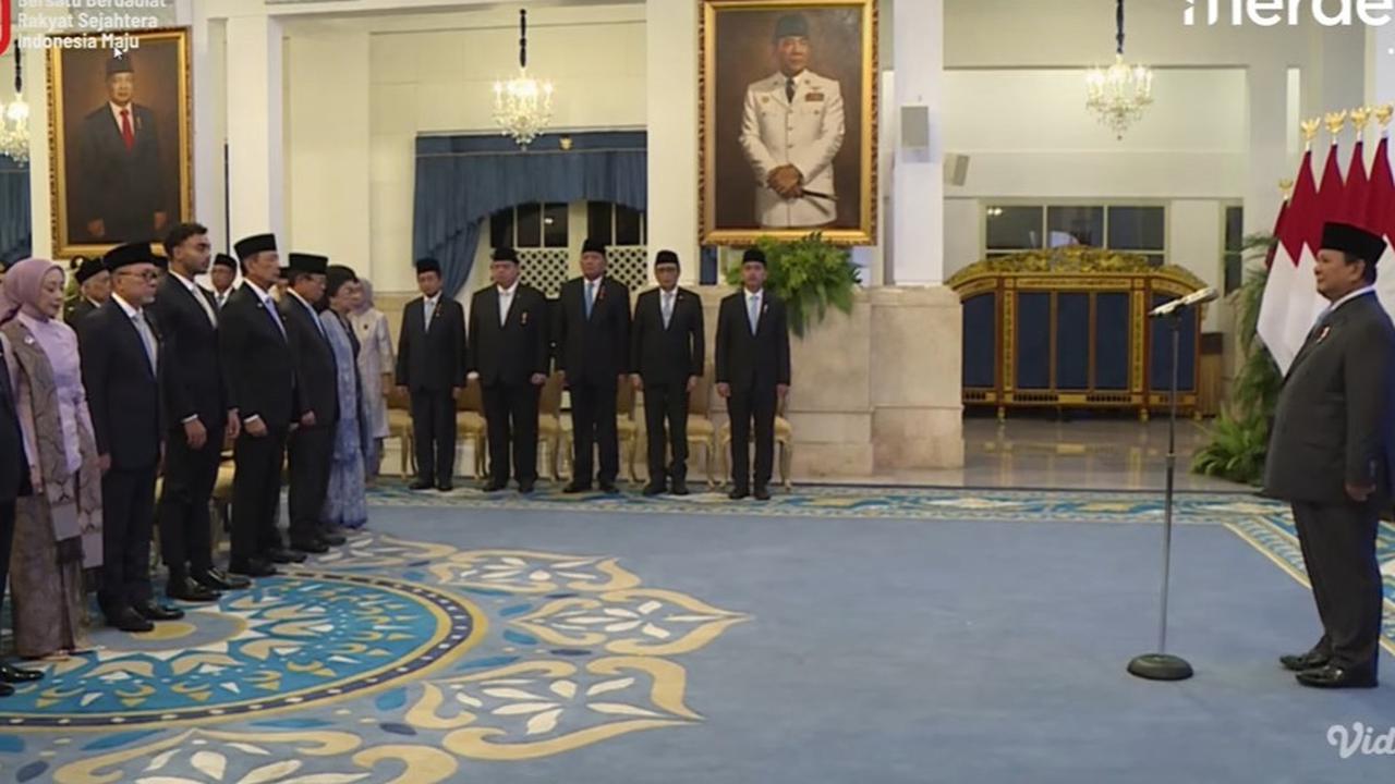 VIDEO: Prabowo Bagi-Bagi Tanda Kehormatan "Anak Presiden hingga Orang-Orang Dekat"
