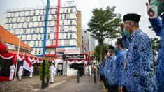 Anggota paskibra mengibarkan bendera Merah Putih saat upacara di depan Museum Sumpah Pemuda, Jakarta, Kamis (28/10/2021). Upacara tersebut dilaksanakan untuk memperingati Hari Sumpah Pemuda ke-93. (Liputan6.com/Faizal Fanani)