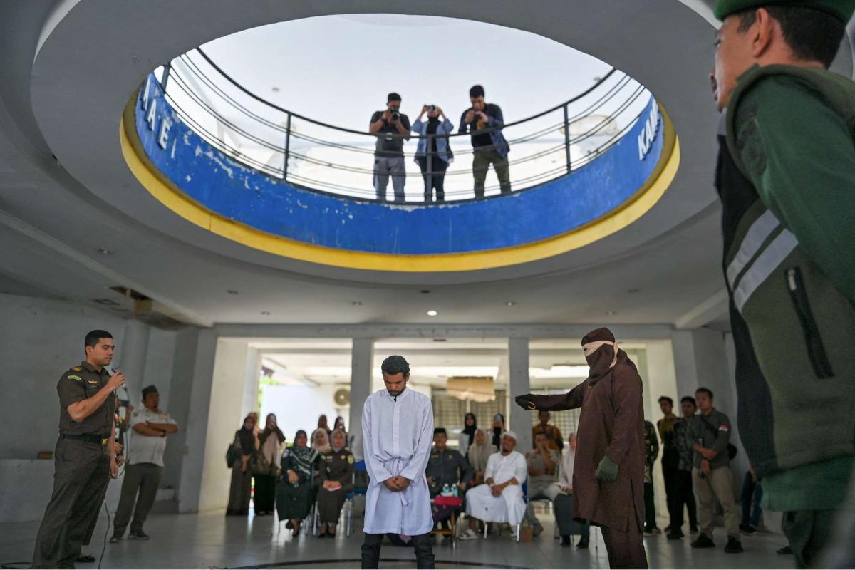 Empat Pria di Aceh Dicambuk Berkali-kali usai Terbukti Main Judi Online