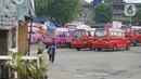 Angkutan umum parkir di sekitar Terminal Depok, Jawa Barat, Kamis (14/5/2020). Kepala Sub Bagian Tata Usaha Terminal Terpadu Depok Reynold Jhon mengatakan, pengguna angkutan umum di Terminal Terpadu Depok mengalami penurunan 10-20 persen selama pemberlakuan PSBB. (Liputan6.com/Immanuel Antonius)