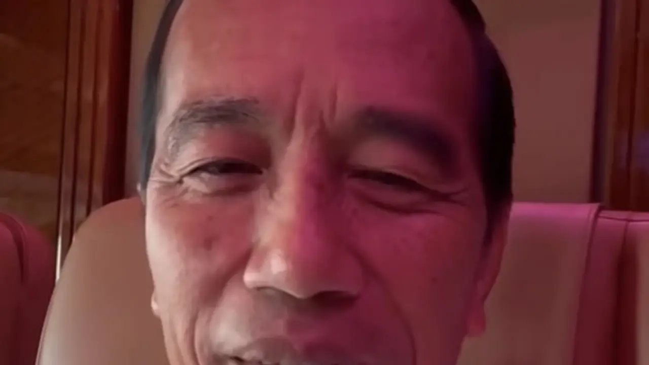 Presiden Joko Widodo (Jokowi) nge-vlog di pesawat kepresidenan saat hendak bertolak  ke Balikpapan, Kalimatan Timur, Senin (3/6/2024).