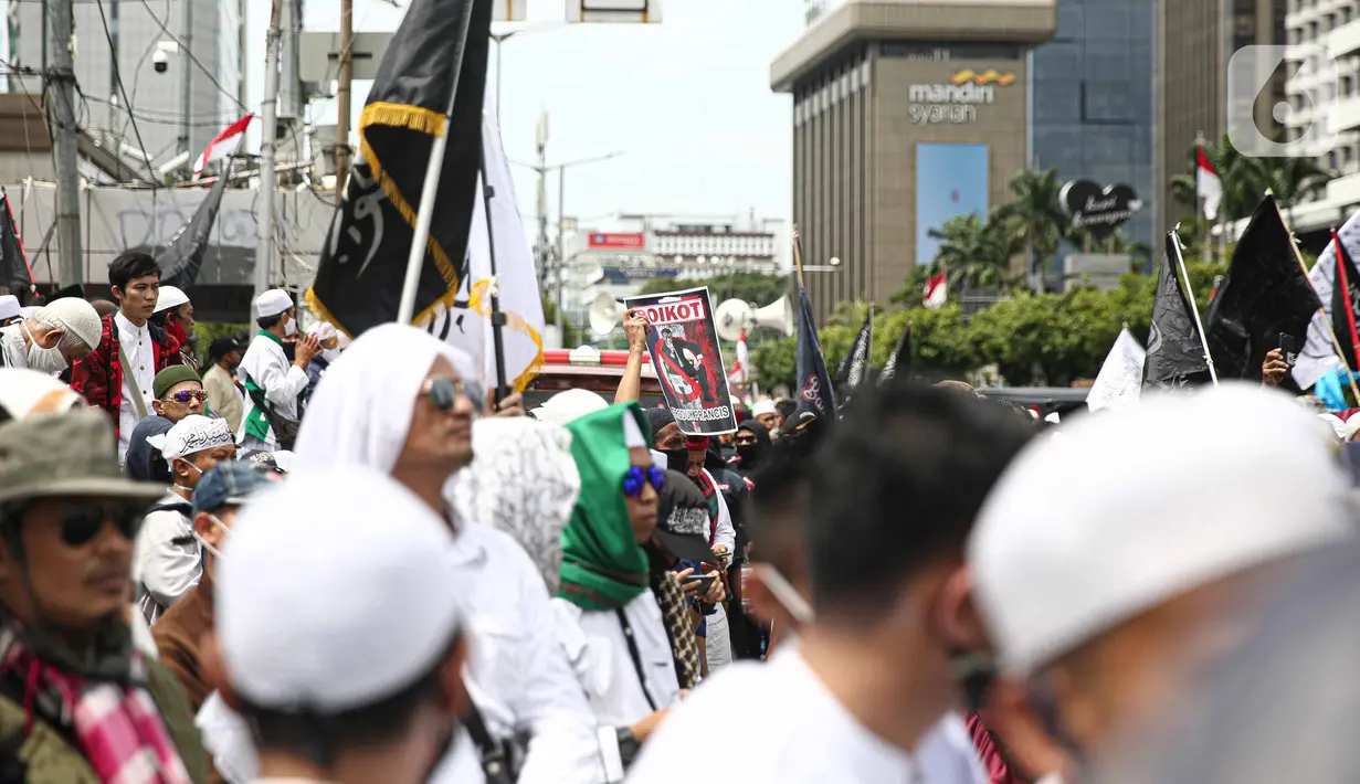 Massa demonstran dari gabungan elemen Islam menggelar aksi damai mengecam Presiden Prancis Emmanuel Macron di kawasan Sarinah, Jakarta, Senin (2/11/2020). Mereka datang dengan berbagai atribut mengecam pernyataan presiden Emmanuel Macron yang dianggap menghina Islam. (Liputan6.com/Faizal Fanani)
