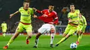 Gelandang MU, Jesse Lingard (tengah) berusaha melewati dua pemain CSKA Moscow pada liga champions di stadion Old Trafford,Inggris (3/11). Manchester United menang atas CSKA Moscow dengan skor 1-0. (Reuters/Darren Staples)