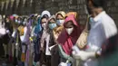 Para pelajar berbaris di luar lokasi ujian kelayakan yang digelar untuk menyeleksi peserta program sarjana medis di Srinagar, ibu kota musim panas Kashmir yang dikuasai India, pada 13 September 2020. (Xinhua/Javed Dar)