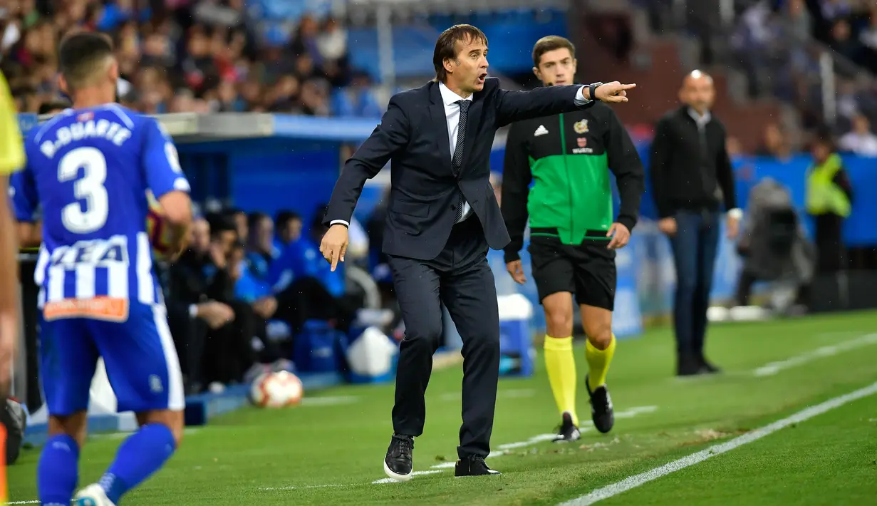 Pelatih Real Madrid, Julen Lopetegui mengintruksikan pemainnya saat melawan Deportivo Alaves pada lanjutan La Liga Spanyol di stadion Mendizorroza, di Vitoria (6/10). Madrid takluk 1-0 Deportivo Alaves. (AP Photo/Alvaro Barrientos)