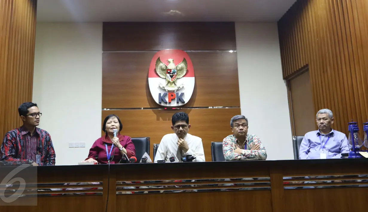 KPK menggelar konferensi pers usai menerima perwakilan dari Forum Rektor dan Guru Besar Antikorupsi, Jakarta, Jumat (17/3). Forum tersebut memberikan dukungan kepada KPK dan menolak revisi UU KPK. (Liputan6.com/Helmi Afandi)