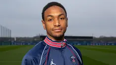 Abdou Diallo merupakan bek sayap kiri milik Paris Saint-Germain. Namanya terkenal usai dirinya mampu mengantarkan negaranya, Senegal memenangi Piala Afrika 2021 dan lolos ke Piala Dunia 2022 Qatar. Diallo tercatat telah menyumbang satu asis dalam 12 penampilannya di Ligue1. (AFP/Franck Fife)