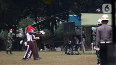 Anggota Pasukan Pengibar Bendera Pusaka (Paskibraka) melakukan saat latihan di Lapangan PP-PON, Jakarta, Selasa (11/8/2020). Latihan ini persiapan jelang pelaksanaan Upacara Peringatan 75 tahun Kemerdekaan Indonesia di Istana Negara, Jakarta. (Liputan6.com/Helmi Fithriansyah)