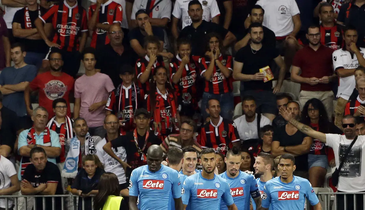 Ekspresi suporter Nice saat menyaksikan selebrasi gol para pemain Napoli pada laga  leg kedua kualifikasi Liga Champions di Stadion Allianz Riviera, Nice (22/8/2017). Napoli menang agregat 4-0. (AP/Claude Paris)