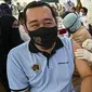 Seorang pria menerima dosis vaksin virus corona COVID-19 Moderna saat pelaksanaan vaksinasi di Masjid Raya Baiturrahman, Banda Aceh, Aceh, Selasa (7/9/2021). (CHAIDEER MAHYUDDIN/AFP)
