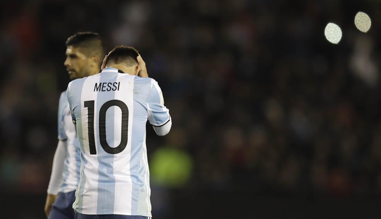 Kapten Argentina, Lionel Messi, tampak kecewa usai gagal mengalahkan Venezuela pada laga kualifikasi Piala Dunia 2018 di Stadion Monumental Antonio Vespucio Liberti, Rabu (6/9/2017). Argentina ditahan imbang 1-1 oleh Venezuela. (AP/Natacha Pisarenko)
