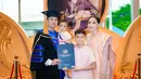 Nagita Slavina pilih tampilan serba pink saat dampingi Raffi Ahmad terima gelar doktor [@raffinagita1717]