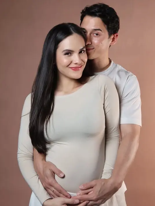 <p>Steffi Zamora mengumumkan anak pertama bersama Nino Fernandez. Keduanya pun berfoto di sebuah studio foto dengan tampilan busana earth tone. Nino mengenakan atasan t shirt putih. [@steffizamoraaa]</p>