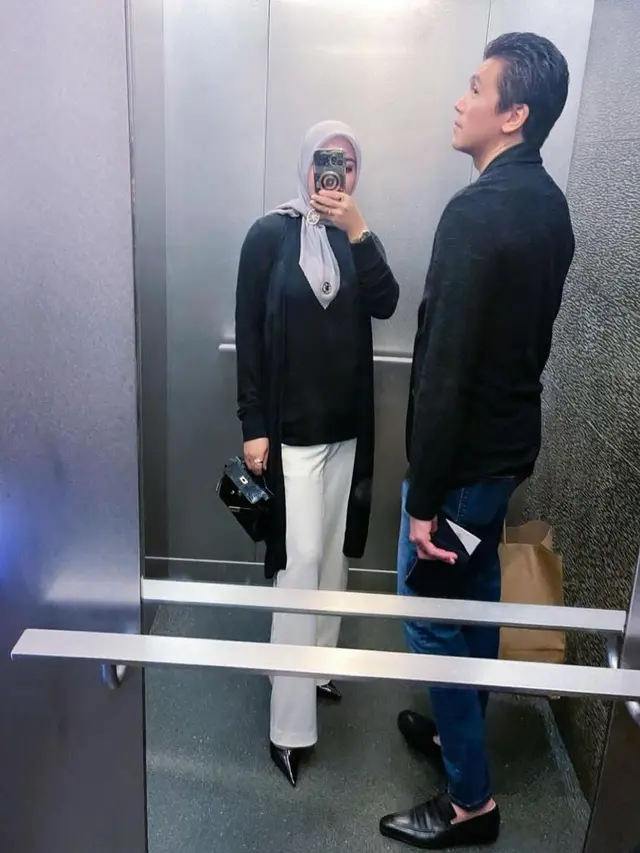 Outfit Syahrini kembali ke Singapura