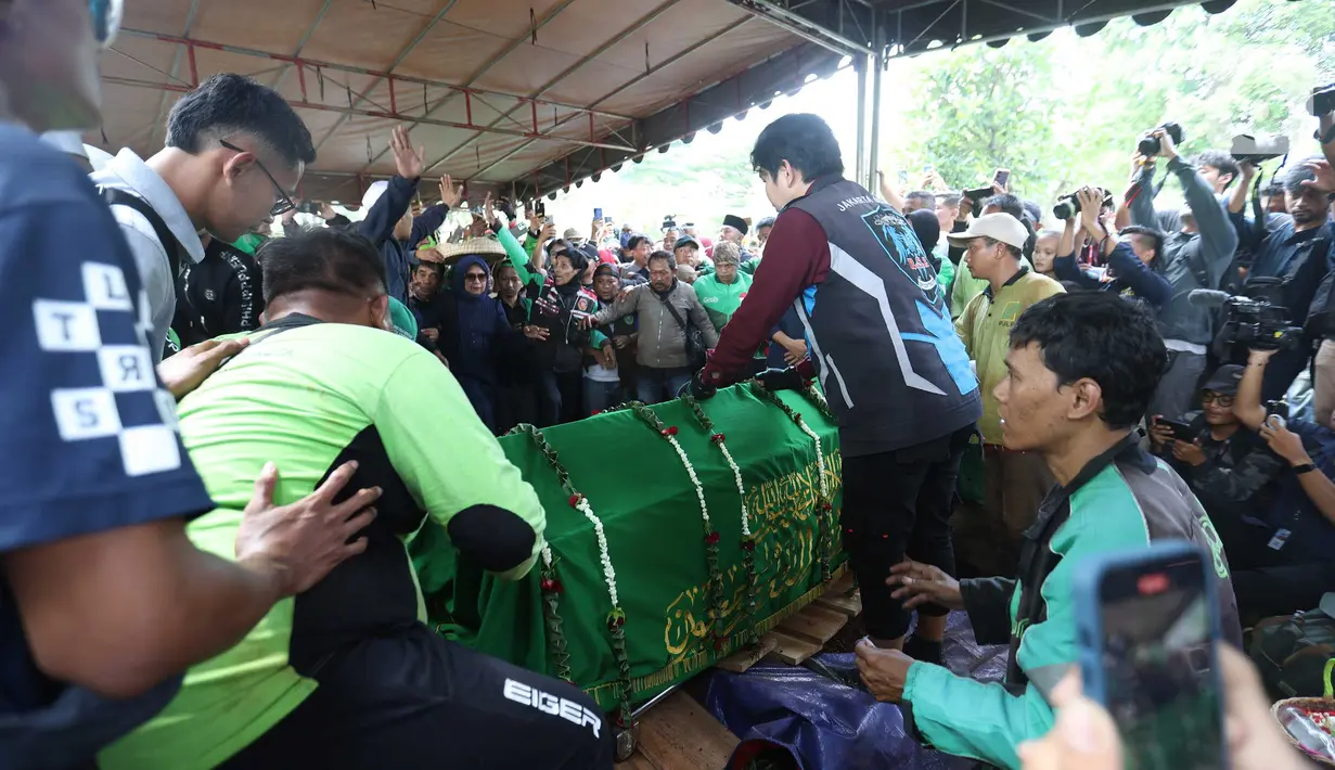 Aksi unjuk rasa yang dilakukan sejumlah elemen masyarakat menyoroti kenaikan tunjangan anggota Dewan Perwakilan Rakyat (DPR) yang dinilai sangat fantastis. (Kapanlagi.com/Budy Santoso)