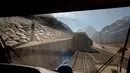 Terowongan NEAT Gotthard di pegunungan Alpen, Swiss, (10/3). Terowongan rel terpanjang di dunia ini melebihi terowongan bawah laut Seikan di Jepang. (REUTERS/Arnd Wiegmann)
