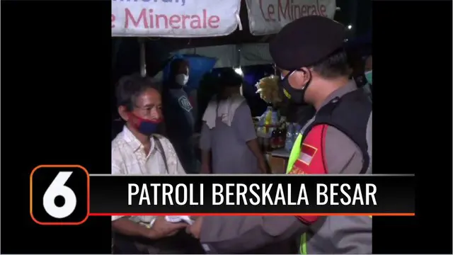 Patroli berskala besar digelar jajaran Polda Metro Jaya, jajaran Polres, dan TNI, Jumat malam hingga Sabtu dini hari. Selain patroli, petugas membagikan beras dan sembako kepada masyarakat yang masih bekerja hingga dini hari.