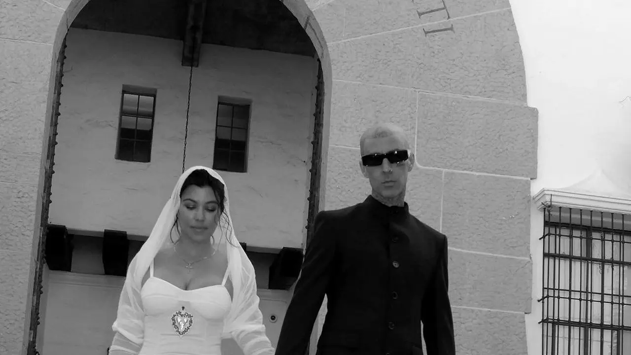 Selebrasi Sederhana Kourtney Kardashian Menikah Secara Legal dengan Travis Baker, Kenakan Gaun Mini dan Veil Dramatis