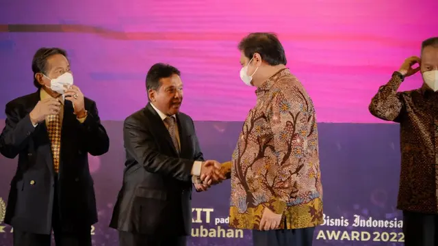 Menteri Koordinator Bidang Perekonomian Airlangga Hartarto memberikan keynote speech pada acara Penganugerahan Bisnis Indonesia Award 2022 dengan tema “Bangkit pada Tahun Perubahan”, Senin (15/8/2022). (Sumber ekon.go.id)