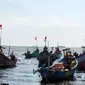 Penampakan sejumlah kapal nelayan di kampung Cangkol Kota Cirebon bersandar di pantai mereka tidak melaut imbas covid-19. Foto (Liputan6.com / Panji Prayitno)