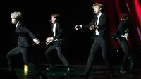 Boyband K-pop, BTS tampil dalam konser negara persahabatan antara Korea Selatan dan Prancis, di Paris, Minggu (14/10). Pada acara bertajuk “Resonance of Korean Musicians” tersebut BTS tampil dalam balutan setelan jas resmi. (YOAN VALAT/POOL/AFP)