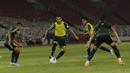 Pemain Timnas Indonesia, Beto Goncalves, saat latihan jelang laga kualifikasi Piala Dunia di SUGBK, Jakarta, Senin (2/9). Indonesia akan berhadapan dengan Malaysia. (Bola.com/M Iqbal Ichsan)