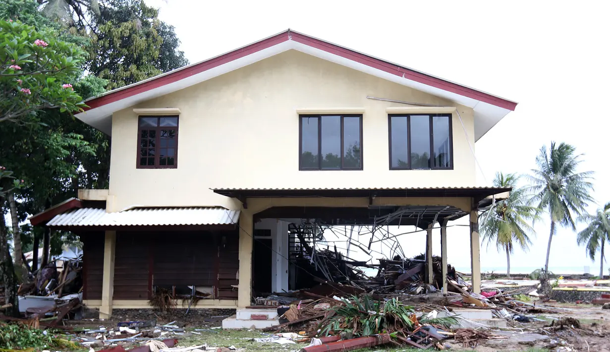 Penginapan rusak akibat dihantam gelombang Tsunami Anyer di pesisir Pantai Carita, Banten, Minggu (23/12). Tsunami yang menerjang wilayah Selat Sunda mengakibatkan ratusan rumah dan penginapan rusak berat. (Liputan6.com/Angga Yuniar)