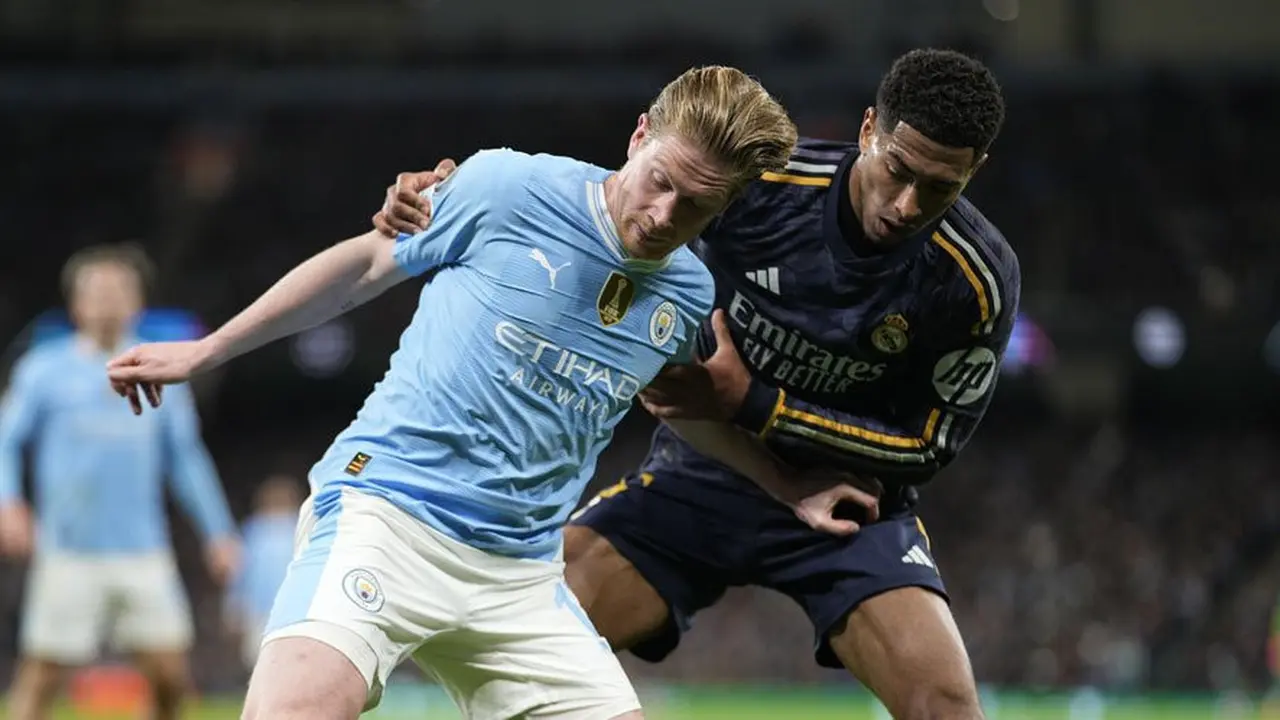 Kevin de Bruyne dikawal Jude Bellingham dalam laga Manchester City vs Real Madrid di Liga Champions 2023/2024, Kamis (18/4/2024) dini hari WIB. (c) AP Photo/Dave Shopland