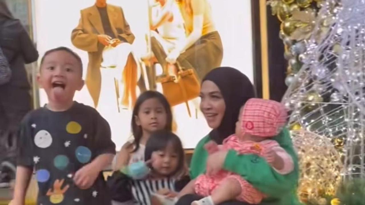 7 Potret Rieta Amilia Bareng Kelima Cucunya, Netizen Salfok Rafathar Jahil ke Rayanza