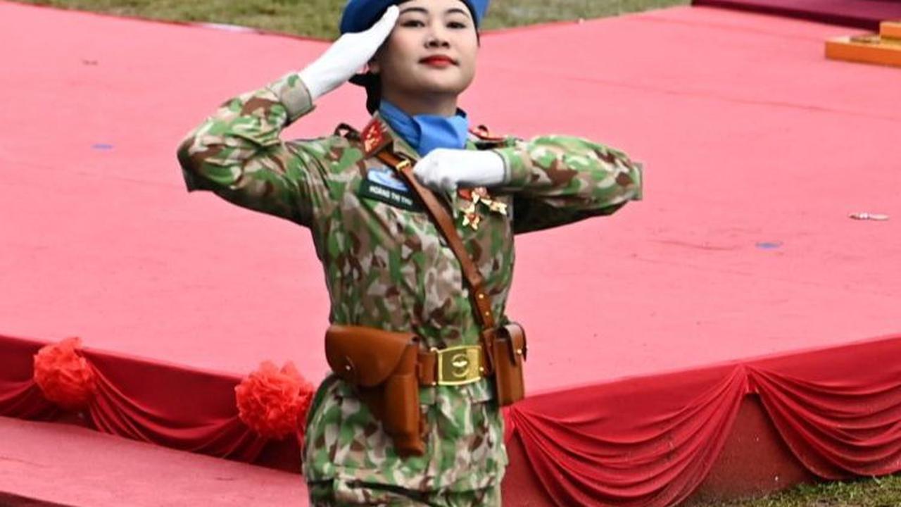 Barisan tentara dan polisi wanita turut ambil bagian dalam parade militer ini. Foto: Nhac Nguyen/AFP