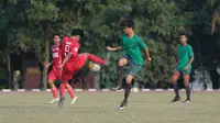 Duel pemain Timnas Indonesia U-16, Rendy Juliansyah (kanan) dan pemain Top Skor U-16  pada laga uji coba di Lapangan Atang Sutresna, Cijantung, Kamis (10/5/2018). Tim Top Skor U-16 menang 2-0 atas Timnas Indonesia U-16. (Bola.com/Nick Hanoatubun)