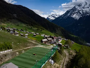 Suasana Stadion Ottmar Hitzfeld di tengah pegunungan Alpen Swiss (14/5/2020). Markas klub FC Gspon tersebut berada  pada ketinggian 2.000 meter di atas permukaan laut. (AFP/Fabrice Coffrini)