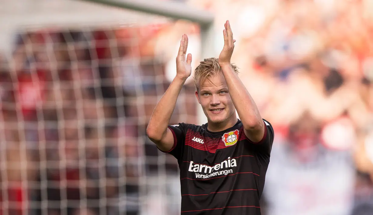 Penyerang Bayer Leverkusen, Joel Pohjanpalo berada pada peringkat keenam top skor Bundesliga 2016-2017  setelah mengemas empat gol hingga pekan ke-8. (EPA/Maja Hitij)